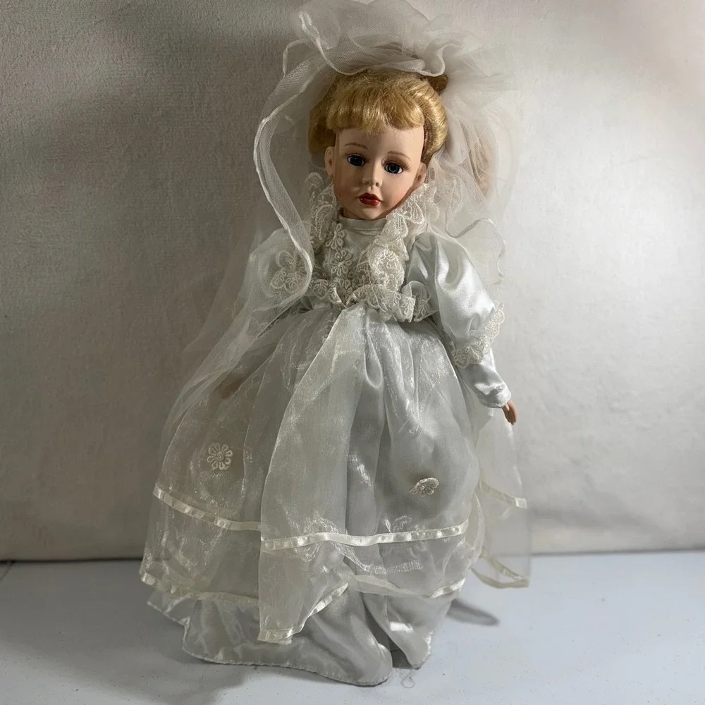 VTG The Emerald Doll Collection Bride Porcelain Doll Wedding Dress Veil Heirloom